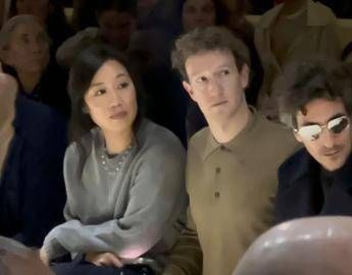 Mark Zuckerberg con la moglie alla sfilata di Prada a Milano, prove di accordo su occhiali Ai - VIDEO Mark Zuckerberg con la moglie alla sfilata di Prada a Milano, prove di accordo su occhiali Ai - VIDEO