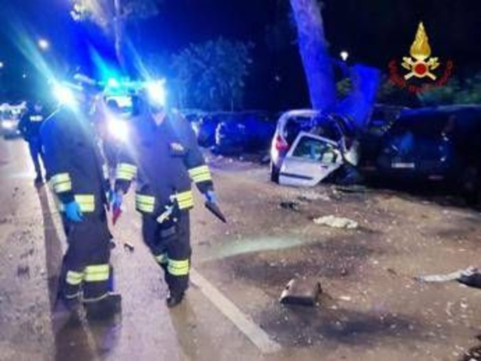 Auto contro albero a Forlì, morte due ragazze