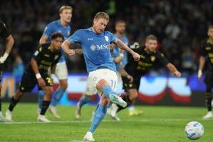 Hojlund sbaglia il rigore, arbitro fa ripetere e De Bruyne segna: caos in Napoli-Frosinone