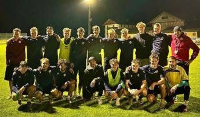 Sinner, ritorno a casa e visita alla squadra del paese (con foto di gruppo)