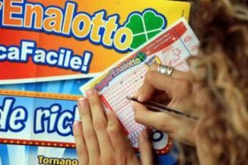 Vince 223 milioni al Superenalotto, la moglie separata non ci sta: "Metà sono i miei"