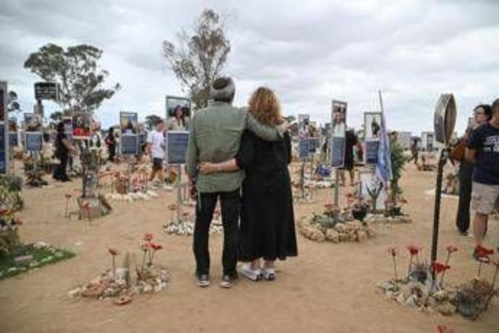 Sopravvissuto al massacro del 7 ottobre, si toglie la vita: "Perdonatemi, non ce la facevo più" Sopravvissuto al massacro del 7 ottobre, si toglie la vita: "Perdonatemi, non ce la facevo più"