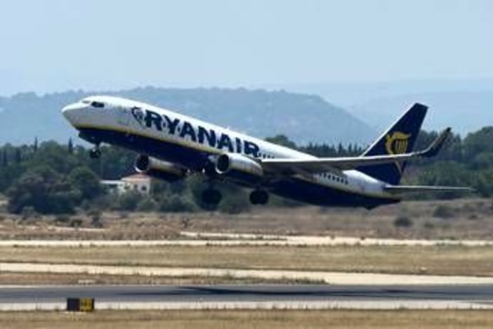 Ustionata con un caffé caldo in aereo, Ryanair la risarcisce