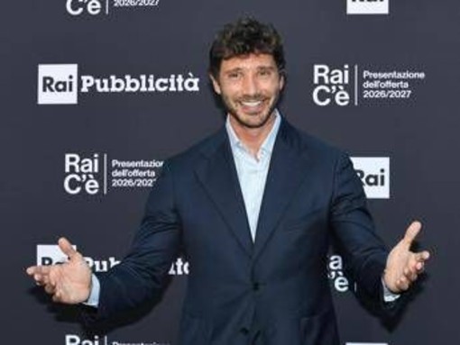 Sanremo, il nuovo regolamento dell'era De Martino: arriva la 'Serata Performance', 24 big in gara e paletti per l'IA Sanremo, il nuovo regolamento dell'era De Martino: arriva la 'Serata Performance', 24 big in gara e paletti per l'IA