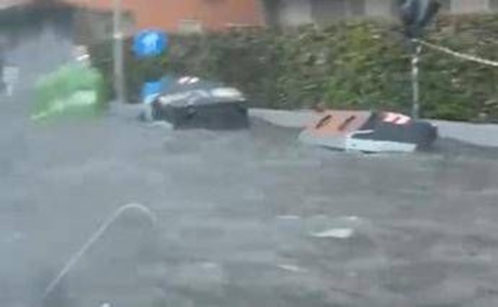 Bomba d'acqua su Roma, violento temporale si abbatte sulla capitale Bomba d'acqua su Roma, violento temporale si abbatte sulla capitale