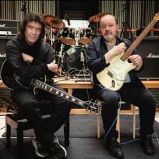 Le chitarre di Hackett e Rothery insieme in un disco. E il tocco magico è di un italiano Le chitarre di Hackett e Rothery insieme in un disco. E il tocco magico è di un italiano