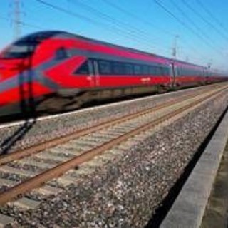 Cadavere sui binari della Roma-Firenze, ritardi fino a 120 minuti e cancellazioni