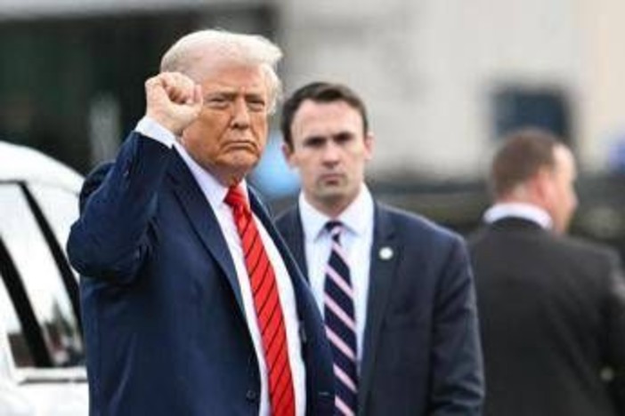 Trump, parla il medico: "Ottima salute, età cardiaca di 14 anni più giovane dell'anagrafica" Trump, parla il medico: "Ottima salute, età cardiaca di 14 anni più giovane dell'anagrafica"