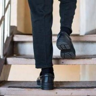 Due piani di scale ogni giorno, l'esercizio top per gli anziani e i benefici