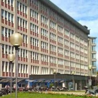 Vicenza, si aggrava la donna trovata in un lago di sangue nel cortile di casa: ora lotta tra la vita e la morte