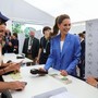 Kate Middleton a Wimbledon, a sorpresa la principessa vende i biglietti agli spettatori in fila