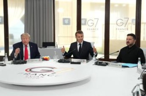 Ucraina, al G7 trilaterale Trump-Zelensky-Macron. Il tycoon: "Russia deve trattare" Ucraina, al G7 trilaterale Trump-Zelensky-Macron. Il tycoon: "Russia deve trattare"