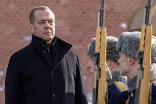 Guerra ibrida, Germania accusa Russia e Medvedev minaccia: "Meriterebbe un attacco diretto" Guerra ibrida, Germania accusa Russia e Medvedev minaccia: "Meriterebbe un attacco diretto"