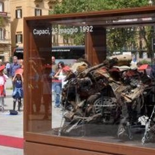Capaci, 34 anni fa la strage: studenti, avvocati e magistrati insieme per non dimenticare Capaci, 34 anni fa la strage: studenti, avvocati e magistrati insieme per non dimenticare
