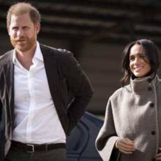 I Sussex in Gb con i figli, grazie a un ricatto emotivo di Harry a Re Carlo?