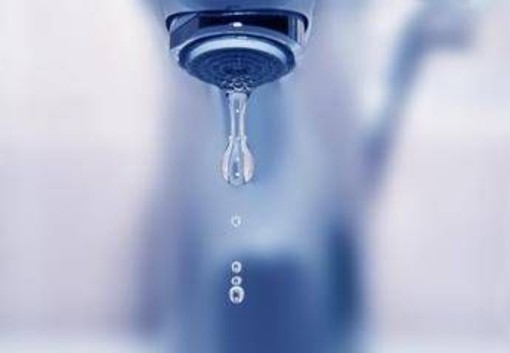 Salute, l'esperto: "Bere acqua fa bene anche ai denti e al sorriso"