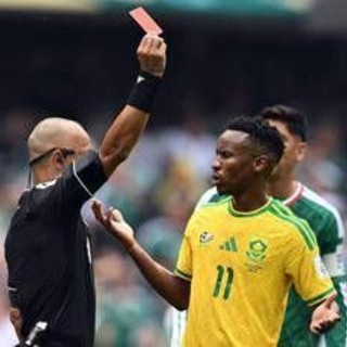 Messico-Sudafrica, piovono rossi: tre espulsi, caos ai Mondiali Messico-Sudafrica, piovono rossi: tre espulsi, caos ai Mondiali
