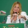 Meloni punge le opposizioni: "Non cantate 'Bollo ciao'?". E mette Vannacci nel mirino: "A scuola tetto a stranieri e stop al burqa" Meloni punge le opposizioni: "Non cantate 'Bollo ciao'?". E mette Vannacci nel mirino: "A scuola tetto a stranieri e stop al burqa"