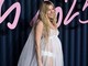 Sienna Miller è incinta, l’annuncio sul red carpet dei Fashion Awards 2025