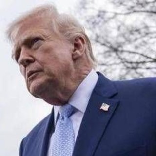 Trump tra negoziati e l'attacco all'isola di Kharg, Iran rafforza difese