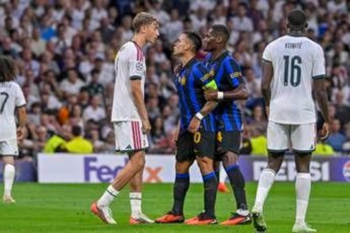 Real Madrid-Inter, Huijsen litiga con Lautaro Martinez e Barella Real Madrid-Inter, Huijsen litiga con Lautaro Martinez e Barella