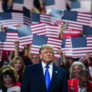 Trump, comizio show di due ore a Dallas: "5mila dollari a ogni americano se i Repubblicani vincono i midterm" Trump, comizio show di due ore a Dallas: "5mila dollari a ogni americano se i Repubblicani vincono i midterm"
