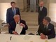 Trump firma l’accordo, Teheran conferma. Hormuz riaperto subito Trump firma l’accordo, Teheran conferma. Hormuz riaperto subito