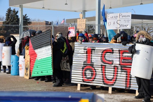 Minneapolis, uomo ucciso da agenti federali, governatore Walz “Trump ritiri ICE” Minneapolis, uomo ucciso da agenti federali, governatore Walz “Trump ritiri ICE”