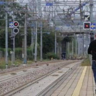 Persone sui binari, treni fermi sulla Genova-Savona: stop circolazione per 40 minuti