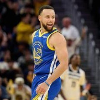 Curry, magia in Nba: fa canestro... dal tunnel degli spogliatoi Curry, magia in Nba: fa canestro... dal tunnel degli spogliatoi