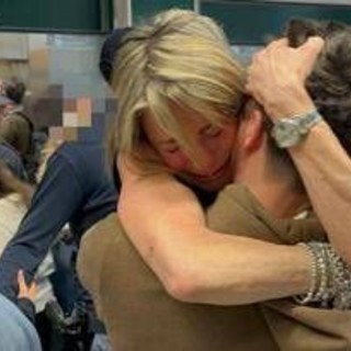 Malpensa, atterrato volo con 200 studenti bloccati a Dubai: li accoglie un lungo applauso