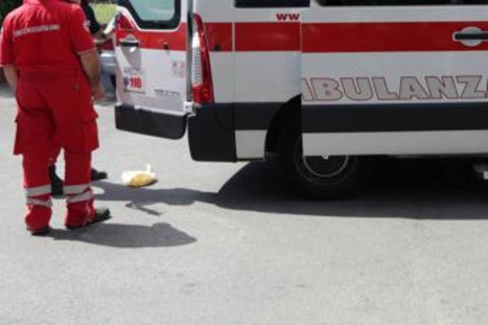 Accoltellato davanti a un bar a Ostia, morto 35enne: aggressore in fuga