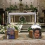 L'ultimo saluto a madre e figlio uccisi a fucilate, Camaiore si stringe nel dolore