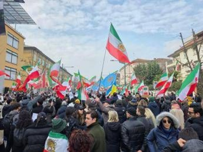 Iran, proteste di fronte al consolato di Milano: "Viva lo Shah"