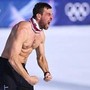 Milano Cortina 2026, vince e... si strappa la maglia: esultanza 'alla Balotelli' dopo l'oro