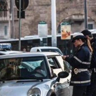 Roma, blocco del traffico oggi domenica 14 dicembre: fasce orarie, chi può circolare e vie interdette Roma, blocco del traffico oggi domenica 14 dicembre: fasce orarie, chi può circolare e vie interdette