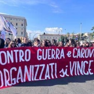 Studenti e lavoratori in piazza, cortei in tutta Italia: scontri a Roma e Torino Studenti e lavoratori in piazza, cortei in tutta Italia: scontri a Roma e Torino
