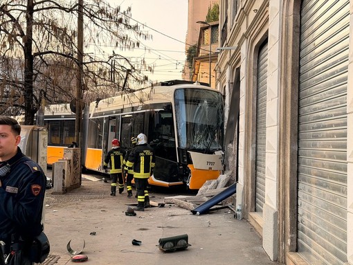 Tram deragliato a Milano. Un morto e 20 feriti Tram deragliato a Milano. Un morto e 20 feriti