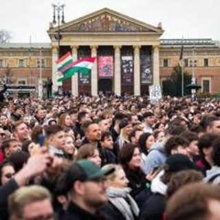 Ungheria, domani la sfida Orban-Magyar. Decine di migliaia al mega evento contro il primo ministro Ungheria, domani la sfida Orban-Magyar. Decine di migliaia al mega evento contro il primo ministro