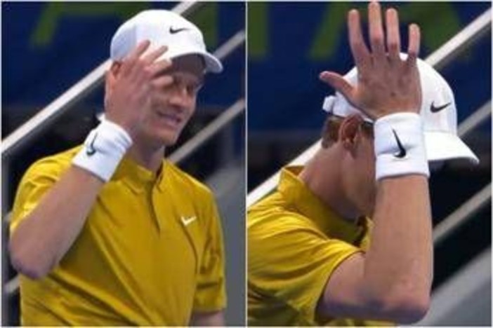 Prima sbaglia, poi si colpisce la testa: Sinner 'stizzito' a Doha Prima sbaglia, poi si colpisce la testa: Sinner 'stizzito' a Doha