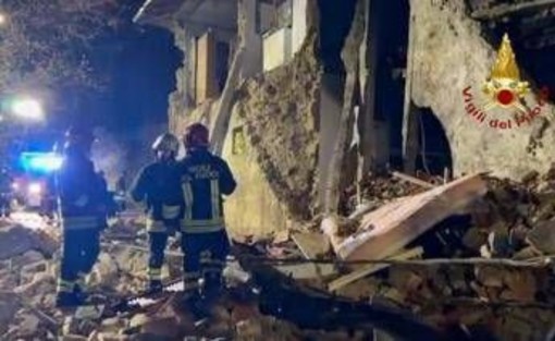 Arezzo, crolla una palazzina dopo un'esplosione: tre feriti gravi