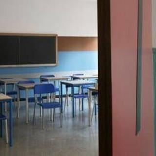 Bologna, a scuola media con il coltello minaccia i compagni: denunciato