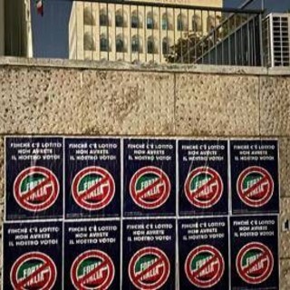 Protesta laziali, manifesti con simbolo Forza Italia sbarrato: "Finché c'è Lotito non avrete nostro voto"