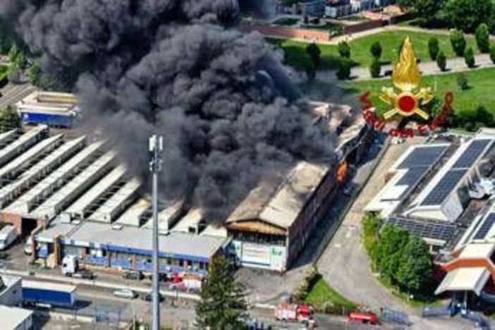Torino, maxi incendio a Beinasco: evacuate case vicine. Sindaco: "Tenete chiuse le finestre"