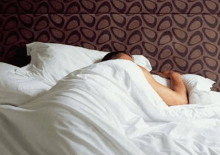 Sonno difficile e stanchezza appena svegli, è colpa dell'orologio biologico: ecco 5 regole per resettarlo