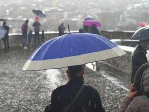 Doppio vortice sull'Italia, pioggia e freddo verso Pasqua: previsioni meteo Doppio vortice sull'Italia, pioggia e freddo verso Pasqua: previsioni meteo