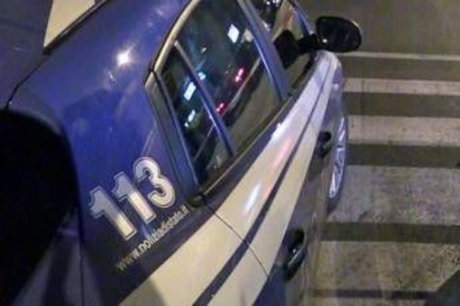 Torino, investito da un'auto mentre tenta di sfuggire a controllo antidroga: in 50 circondano la polizia Torino, investito da un'auto mentre tenta di sfuggire a controllo antidroga: in 50 circondano la polizia