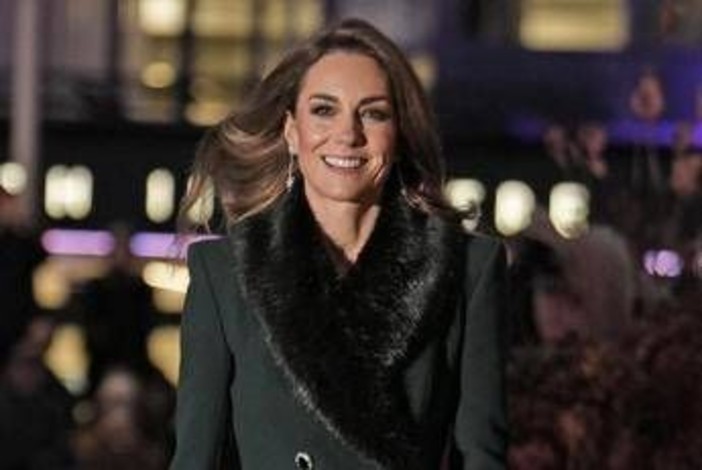 "Tempra d'acciaio e fascino straordinario", per i sudditi britannici Kate è la regina ideale