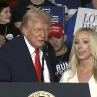 Trump e l'ammiratrice affascinante: "Sei bellissima, ora sono nei guai" Trump e l'ammiratrice affascinante: "Sei bellissima, ora sono nei guai"