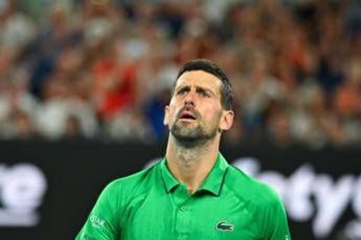 Djokovic si prende un warning e litiga con l'arbitro: "Stavo cercando il mio cappello"